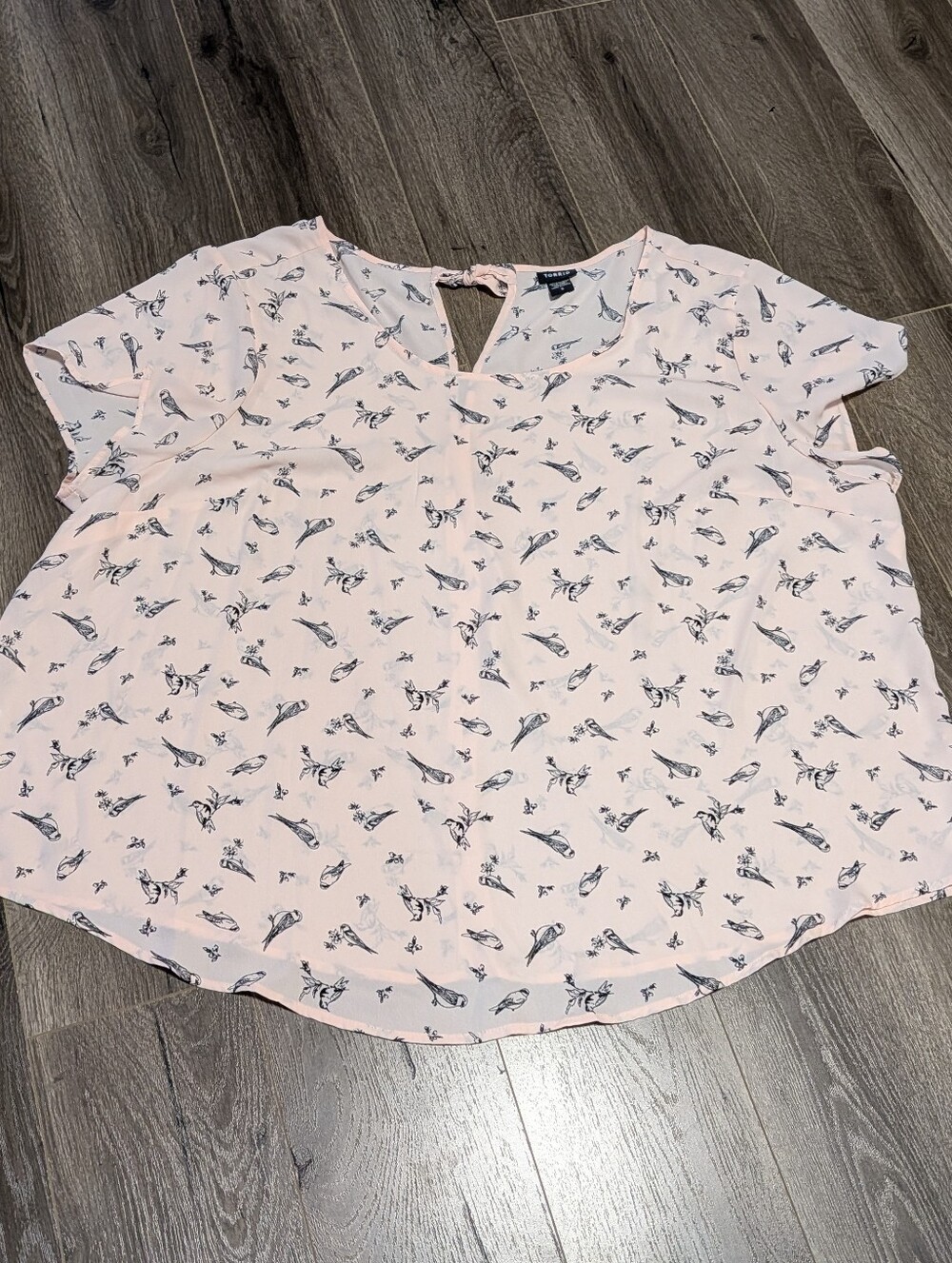 Torrid bird Pullover Short Sleeve Shirt. Plus Size 5X. Pink And Black. GUC.